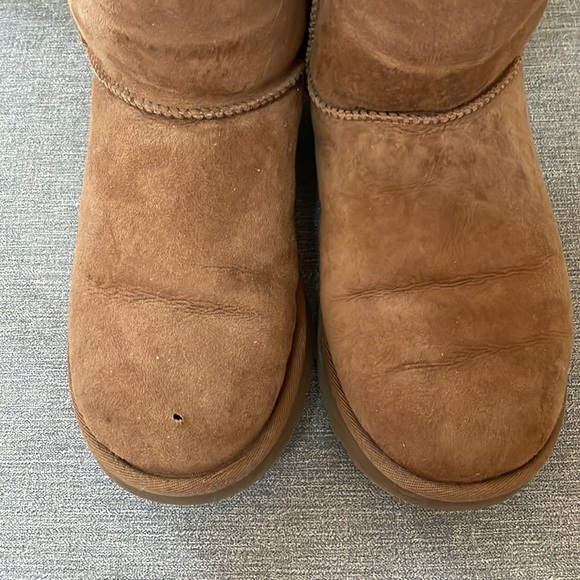 Ugg Classic Short Boots - Picture 3 of 4